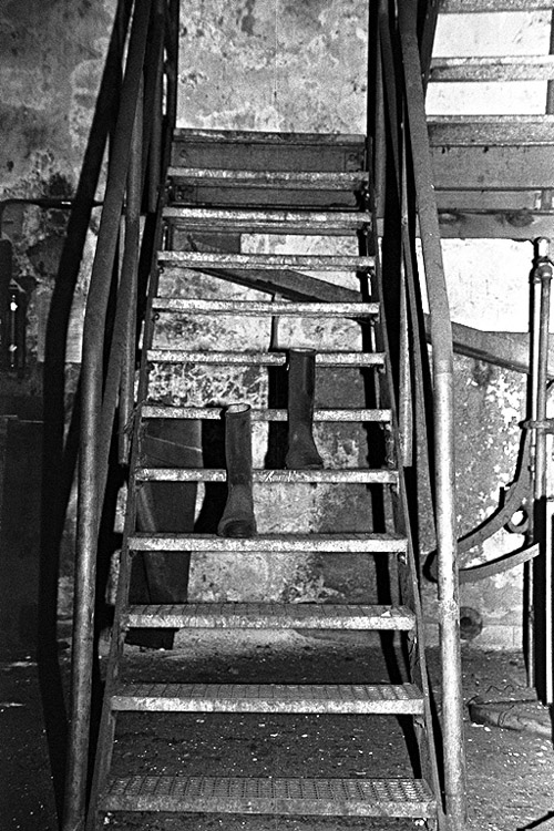 Stiefel auf einer Treppe in der Gebläsehalle im alten Thyssen Stahlwerk in Duisburg Meiderich